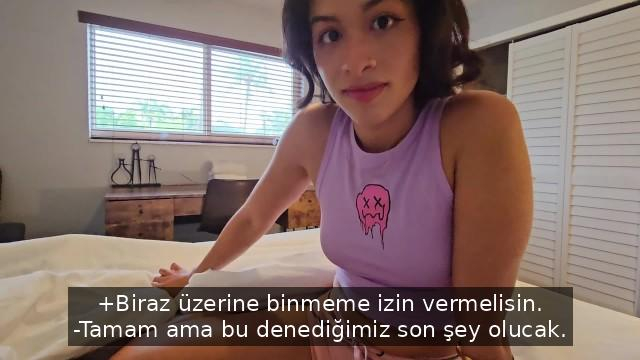 Dışarıdaki Fırtınayı Bahane Ederek Yatağına Yattığı Üvey Erkek Kardeşine Kıllı Amını Veriyor